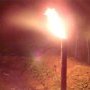 La flamme de gaz eclaire et reveille le ciel de madagascar