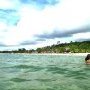Vue de la plage d'Ambila, un petit paradis touristique.